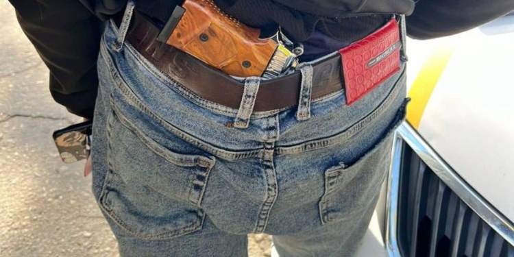 У Миколаєві патрульні затримали чоловіка з пістолетом – він до того ще й був під наркотиками