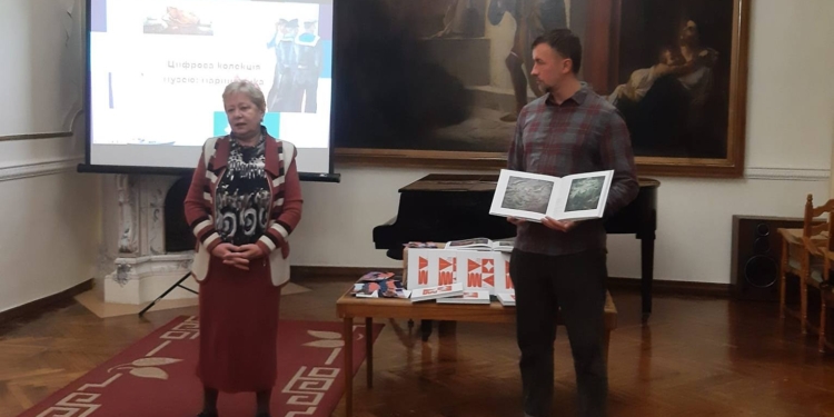 У Миколаєві презентували альбом-каталог мариністичного живопису та графіки із колекцій трьох миколаївських музеїв (ФОТО)  