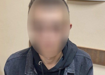Розпилив газовий балончик та відібрав телефон: у Миколаєві поліцейські оперативно затримали неповнолітнього за пограбування (ФОТО)