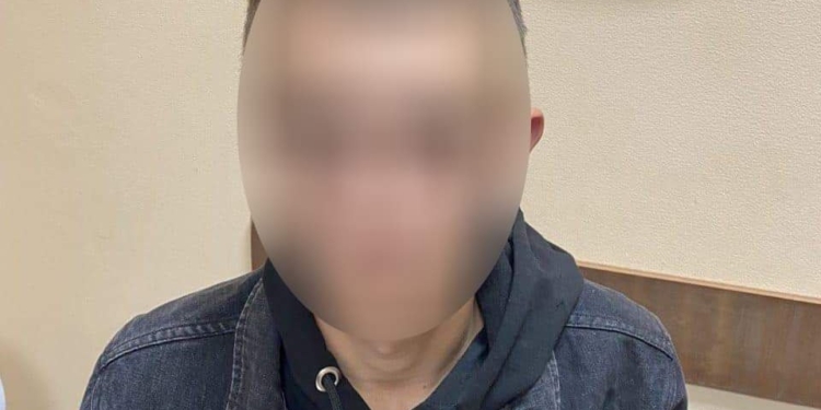 Розпилив газовий балончик та відібрав телефон: у Миколаєві поліцейські оперативно затримали неповнолітнього за пограбування (ФОТО)