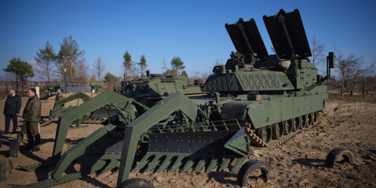 Монстр! Україна отримала важкоброньований танк-мінний тральщик (ФОТО)