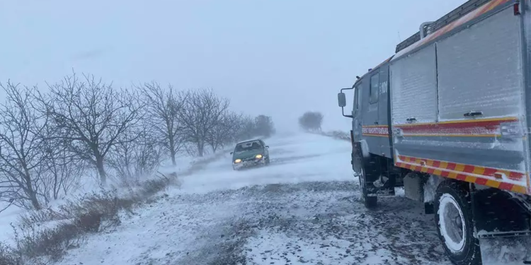 Негода на Миколаївщині. Рятувальники витягали із сніжних заметів легкові авто (ФОТО)