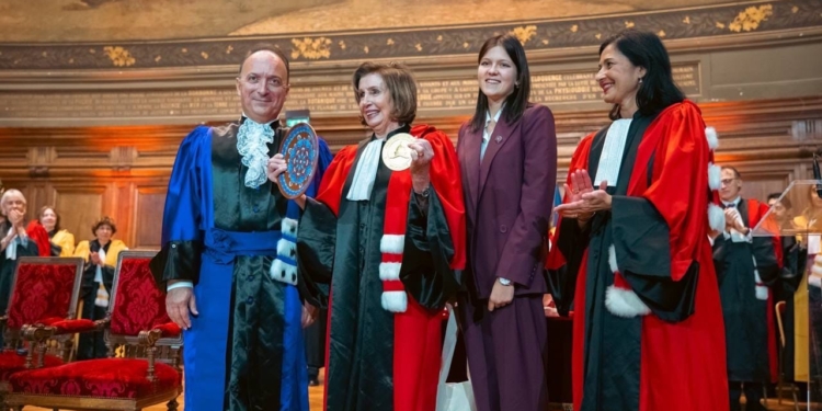 Подарунок з Миколаєва, вручений миколаївською дівчиною: у Ненсі Пелосі тепер є тарілочка з Таврійським розписом (ФОТО)