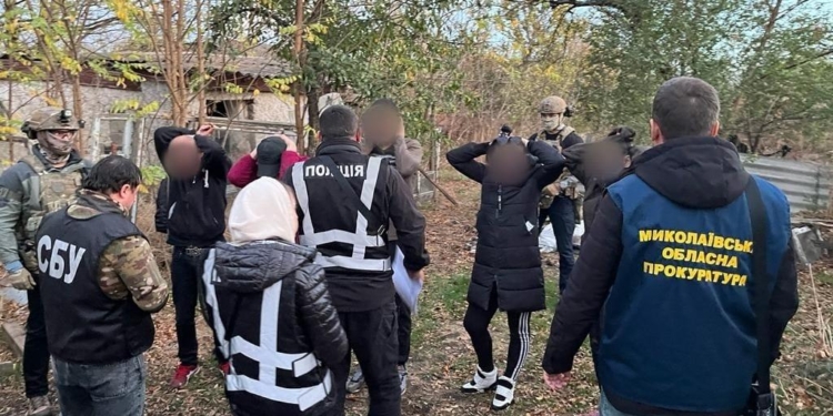 На Миколаївщині поліцейські затримали угрупування, яке виготовляло та збувало психотропи (ФОТО)