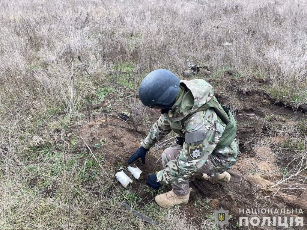 Вибухотехніки поліції Миколаївщини вилучили та знешкодили понад 8 тисяч вибухонебезпечних предметів (ФОТО) 2