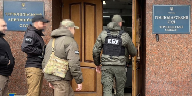 Депутат Тернопільської райради та його адвокат вимагали 300 тис. дол. за вирішення земельного питання (ФОТО)