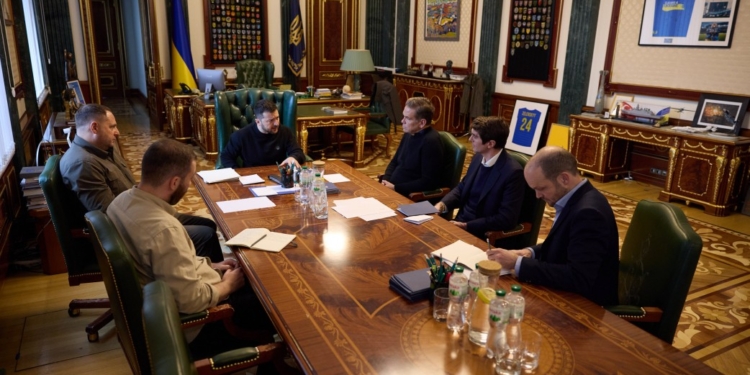 “Люди чомусь ставляться до цього, як до кіно, де не буде довгих пауз”, – Зеленський зустрівся з гендиректором Fox Corporation Мердоком, журналістами Fox News та The Sun (ФОТО)