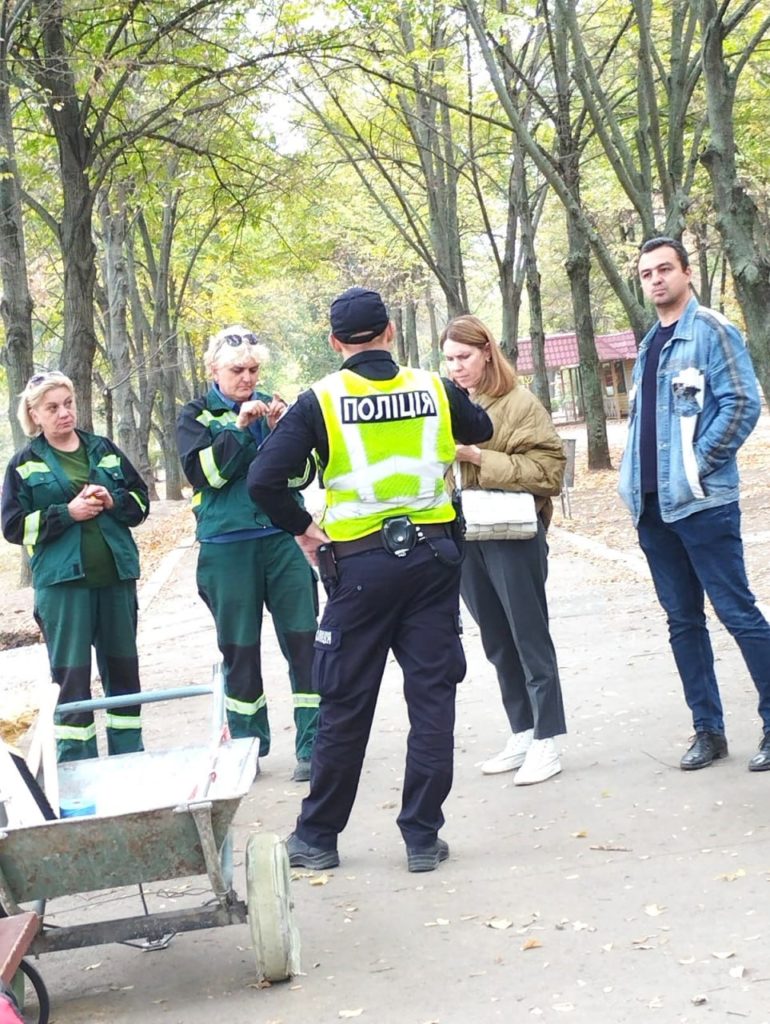 На Верхньому БАМі в Миколаєві посеред дерев почали будувати спортмайданчик – Держекоінспекція викликала поліцію (ФОТО) 2