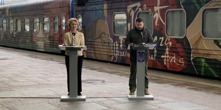 Обговорити шлях вступу України до ЄС: голова Єврокомісії прибула до Києва (ФОТО)