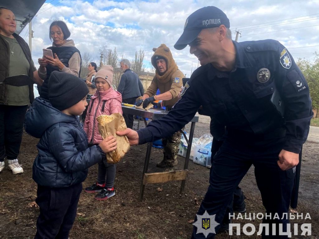 Шотландські волонтери і миколаївські поліцейські влаштували день піцци на Баштанщині (ФОТО) 2