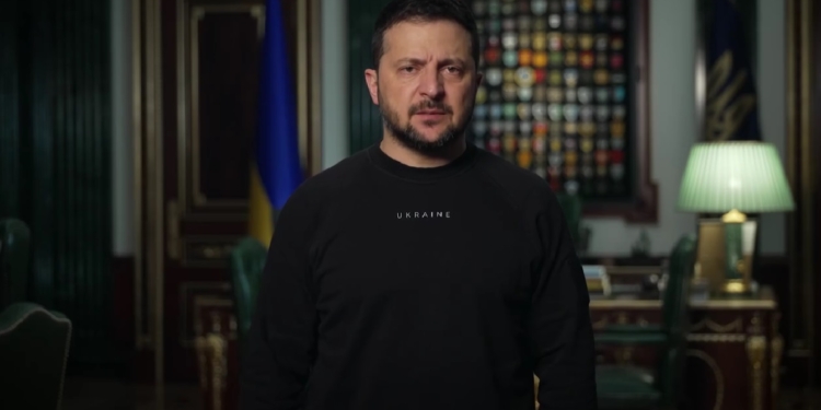 «Ми маємо боротися»: Зеленський виразив співчуття рідним загиблих і поранених внаслідок російських ракетних ударів по Селидовому і Запорізькій області (ВІДЕО)