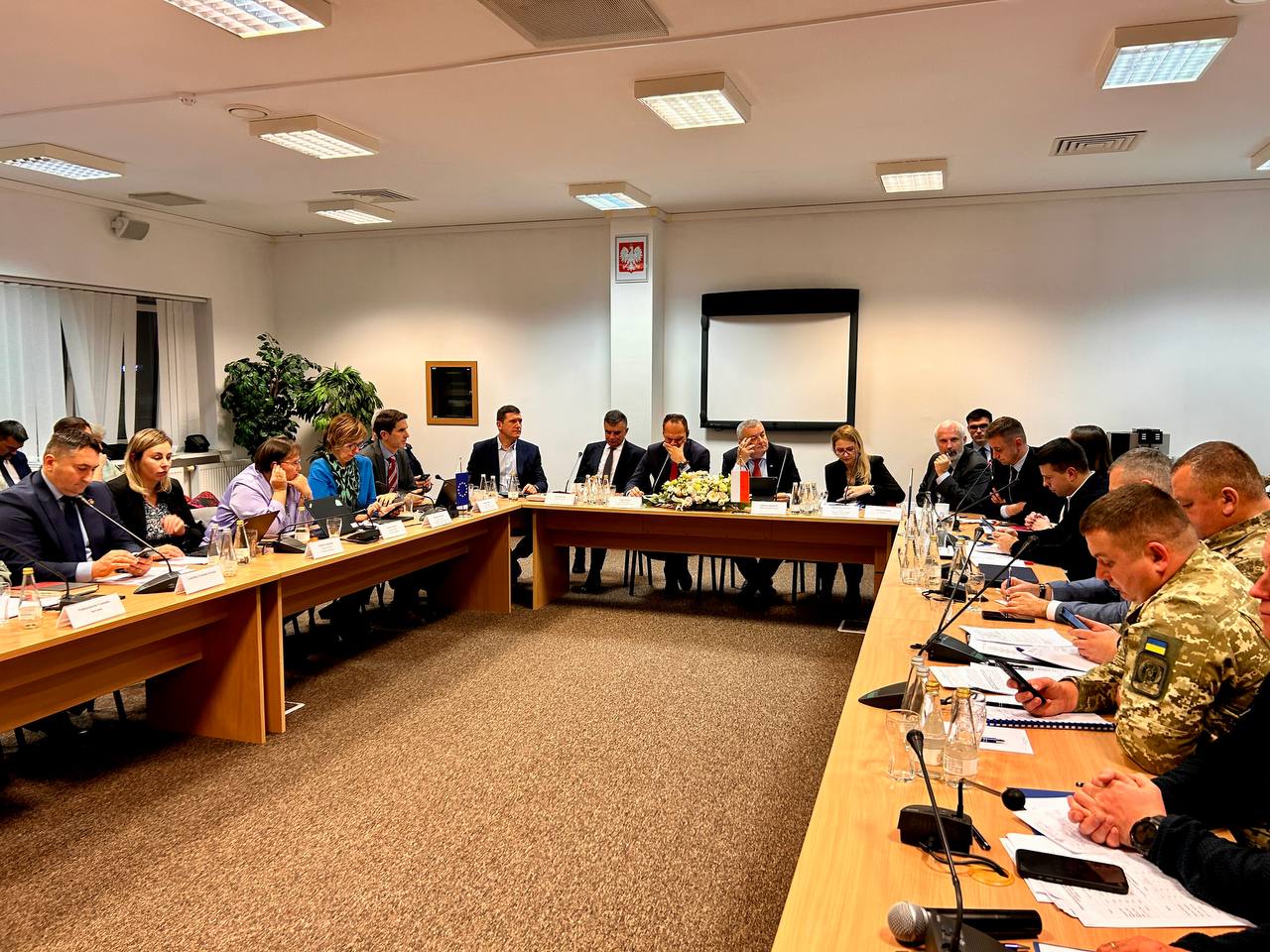 Поки безрезультатно: відбулись тристоронні перемовини щодо розблокування пунктів пропуску (ФОТО)