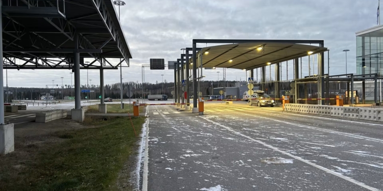 Фінляндія закриває чотири пункти пропуску на кордоні з Росією в ніч проти суботи