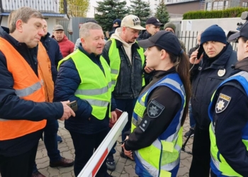 Українські перевізники протестують під консульством Польщі у Луцьку (ФОТО)