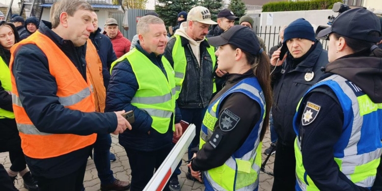 Українські перевізники протестують під консульством Польщі у Луцьку (ФОТО)