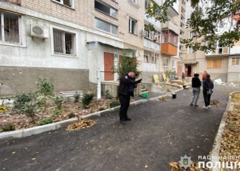 Миколаївська поліція показала наслідки ранкового обстрілу Очакова: пошкоджено 7 багатоповерхівок, автівки, приватні будинки (ФОТО)
