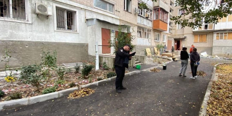 Миколаївська поліція показала наслідки ранкового обстрілу Очакова: пошкоджено 7 багатоповерхівок, автівки, приватні будинки (ФОТО)