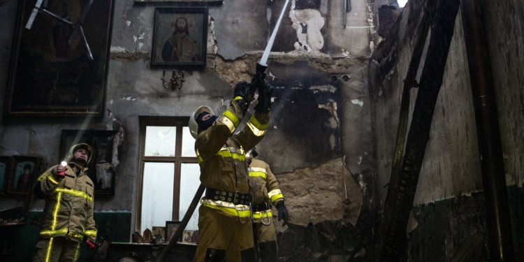 На Миколаївщині вночі спалахнула церква (ФОТО, ВІДЕО)