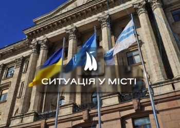 Негода в Миколаєві: впало 11 дерев, на дороги висипано 33 тонни солі