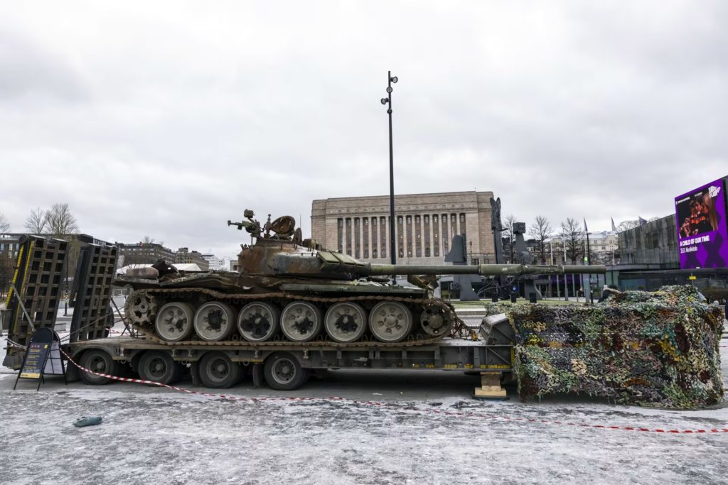 Росія висловила ноту протесту фінському МЗС через виставлений у Гельсінкі підбитий ЗСУ російський танк (ФОТО) 2