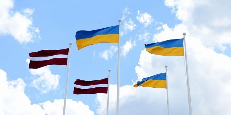 Сейм Латвії постановив віддавати оштрафовані автомобілі Україні, а допомогу українським біженцям продовжили