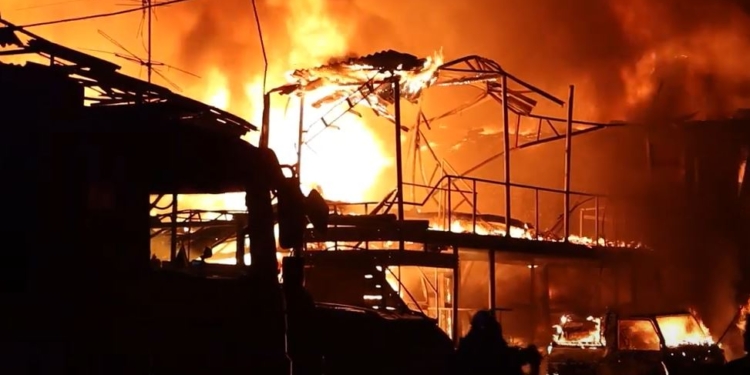 Нічна атака на Харків – горіла СТО і гаражі, зруйнована будівля (ВІДЕО)