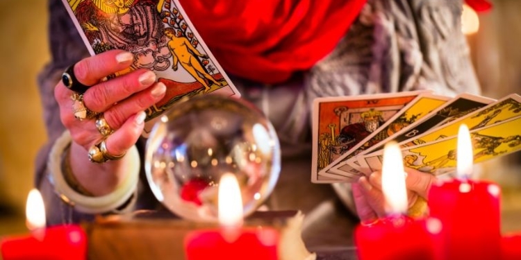 Нардеп від «Слуги народу» хоче видавати офіційні дипломи про вищу освіту езотерикам та астрологам