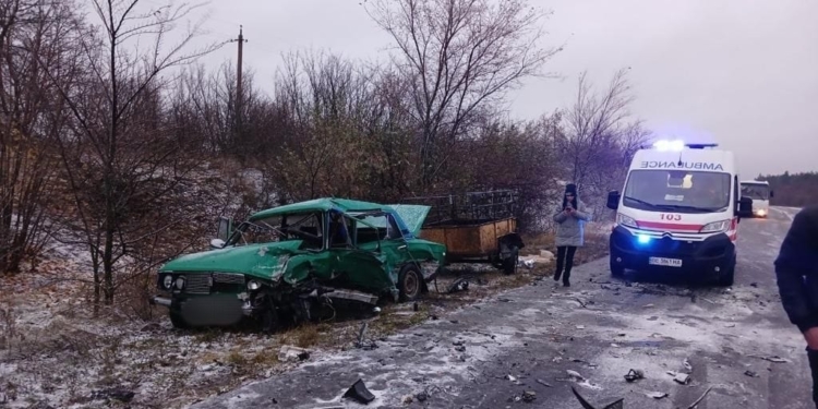На Миколаївщині у ДТП в Вознесенському районі зіткнулись дві автівки (ФОТО)