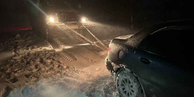 За добу на Миколаївщині рятувальники витягли зі снігових заметів 89 автівок та 5 карет «швидкої допомоги» – врятовано майже 300 людей (ФОТО)