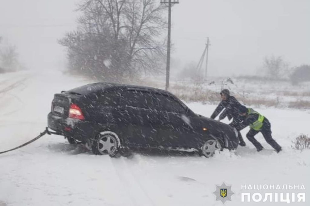 Буксирували авто, рятували зі снігових заметів та пригощали гарячим чаєм: поліція Миколаївщині під час негоди допомагала водіям та пасажирам (ФОТО) 1