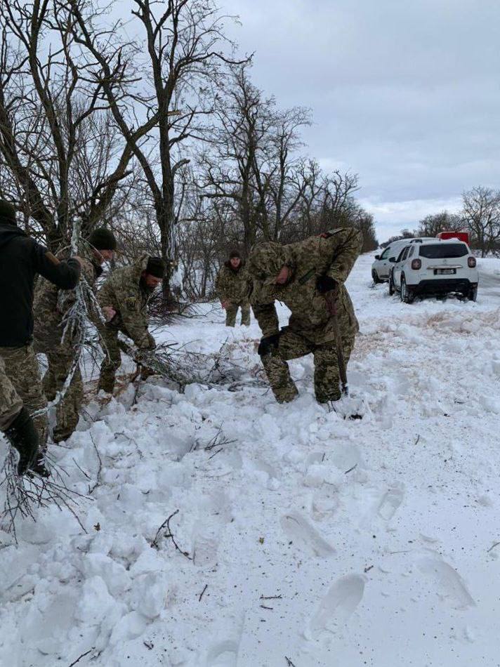 Сили оборони півдня рятували людей на дорогах Миколаївщини під час негоди (ФОТО) 2