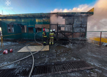 Внаслідок російського обстрілу в Очакові спалахнула база відпочинку – рятувальники Миколаївщини загасили пожежу (ФОТО)