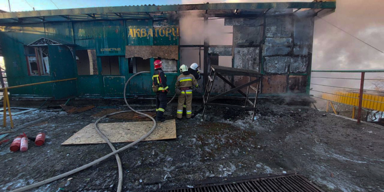 Внаслідок російського обстрілу в Очакові спалахнула база відпочинку – рятувальники Миколаївщини загасили пожежу (ФОТО)