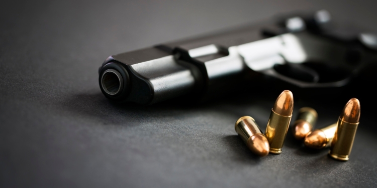 На Миколаївщині 27-річний чоловік знайшов пістолет там, де ще недавно були бої. А потім пішов з ним до магазину