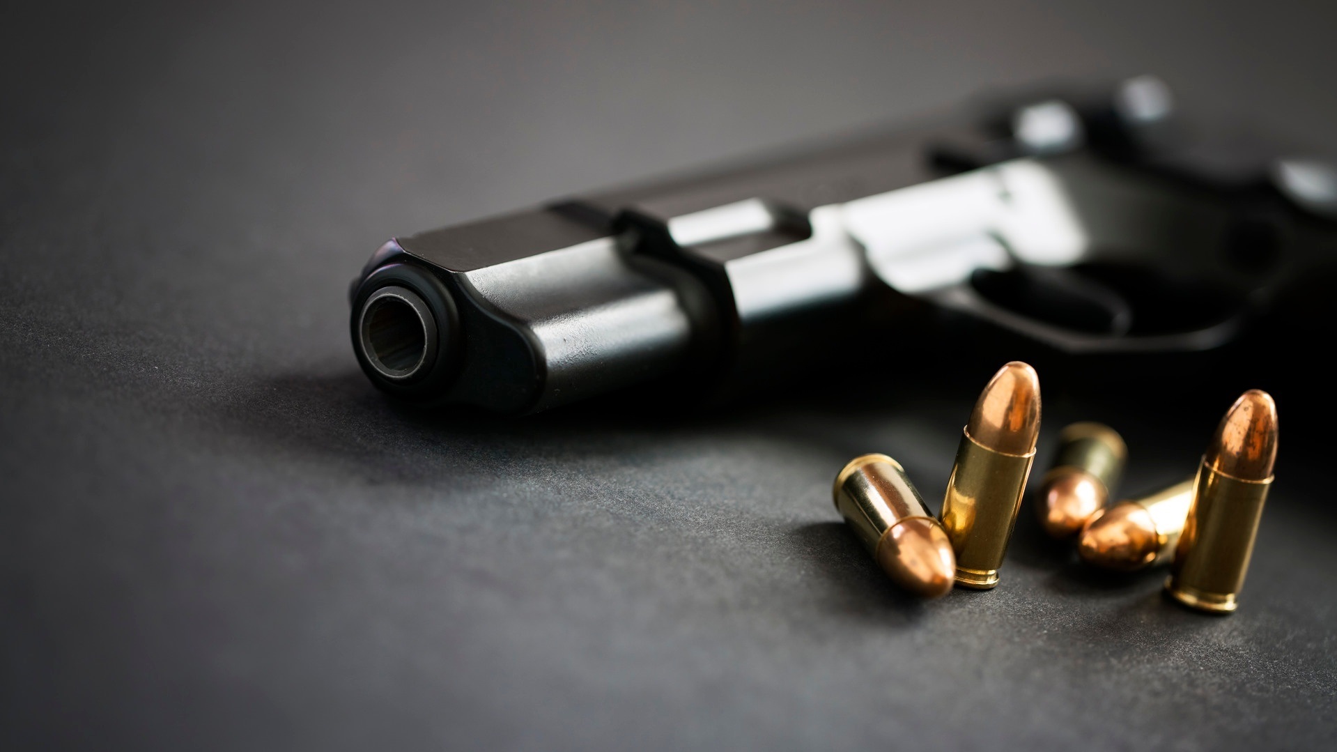 На Миколаївщині 27-річний чоловік знайшов пістолет там, де ще недавно були бої. А потім пішов з ним до магазину