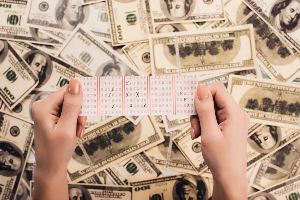 Американець, який зірвав джекпот лотереї у розмірі $1,35 млрд, тепер судиться з матір’ю своєї 11-річної доньки – за те, що вона їй розказала про виграш 1
