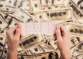 Американець, який зірвав джекпот лотереї у розмірі $1,35 млрд, тепер судиться з матір’ю своєї 11-річної доньки – за те, що вона їй розказала про виграш