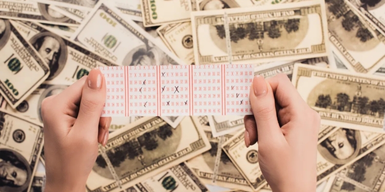 Американець, який зірвав джекпот лотереї у розмірі $1,35 млрд, тепер судиться з матір’ю своєї 11-річної доньки – за те, що вона їй розказала про виграш