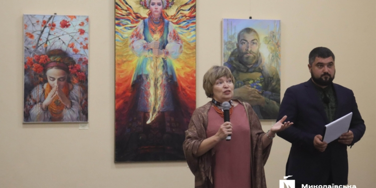 У Миколаєві відкрилась виставка херсонської художниці Оксани Оснач – частина робіт створена під час окупації росіянами Херсону (ФОТО)