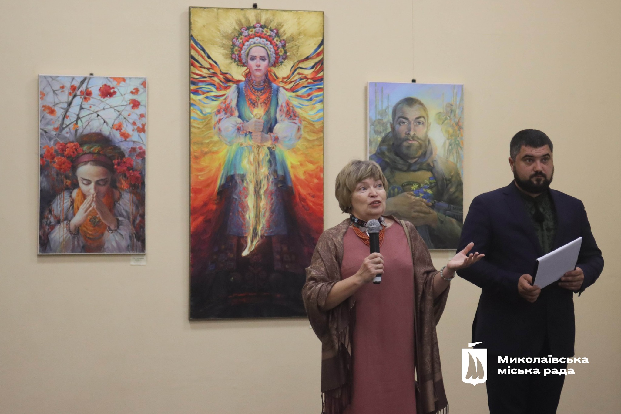 У Миколаєві відкрилась виставка херсонської художниці Оксани Оснач – частина робіт створена під час окупації росіянами Херсону (ФОТО)