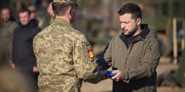 З нагоди Дня ракетних військ і артилерії та Дня інженерних військ Володимир Зеленський вручив державні нагороди захисникам України (ФОТО, ВІДЕО)