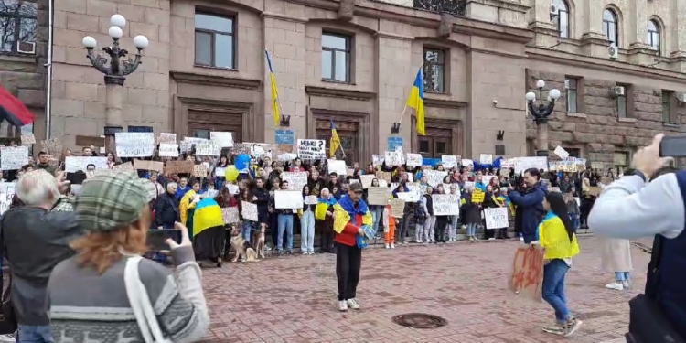 Гроші на ЗСУ: мешканці Миколаєва вийшли на пікет під мерію, Сєнкевич прокоментував акцію (ФОТО, ВІДЕО)