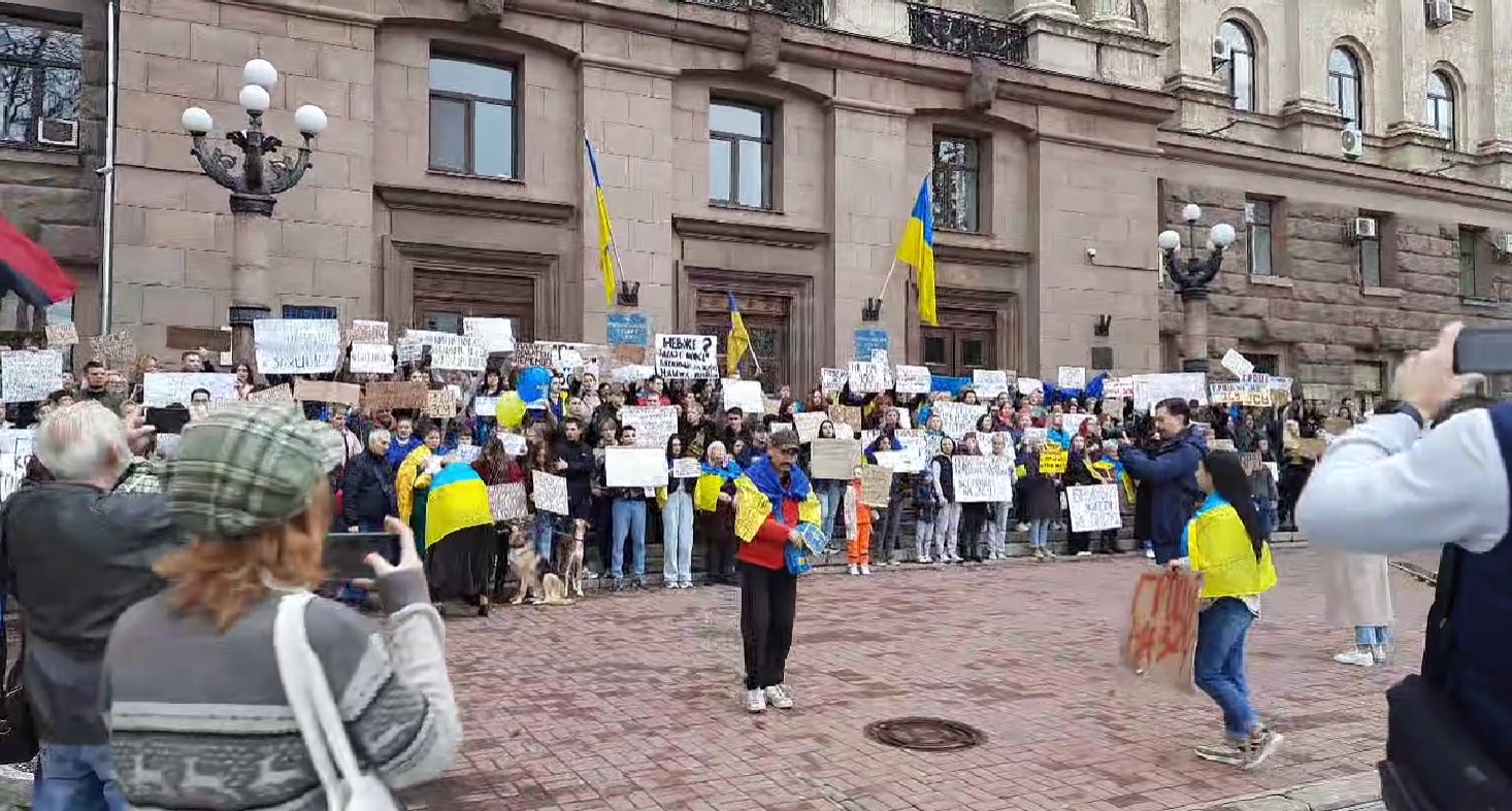 Гроші на ЗСУ: мешканці Миколаєва вийшли на пікет під мерію, Сєнкевич прокоментував акцію (ФОТО, ВІДЕО)