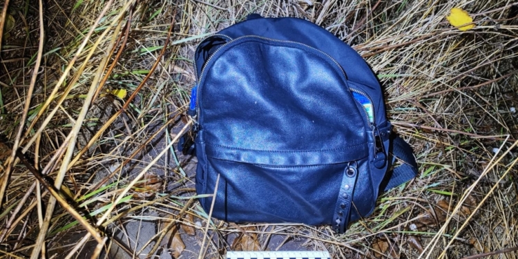 В Миколаєві чоловік забув біля автовокзалу “тривожний” рюкзак зі всіма документами і заощадженнями. Що було далі (ФОТО)