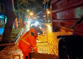 Вночі в Одесі ураган валив дерева (ВІДЕО)