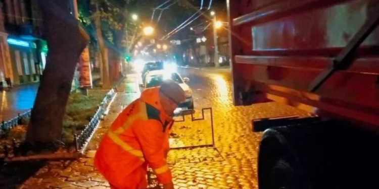 Вночі в Одесі ураган валив дерева (ВІДЕО)