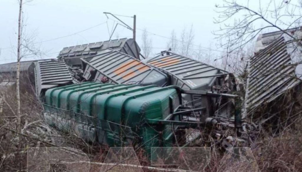 В РФ пустили під укіс вантажний потяг - 19 вагонів зійшли з рейок (ФОТО) 13