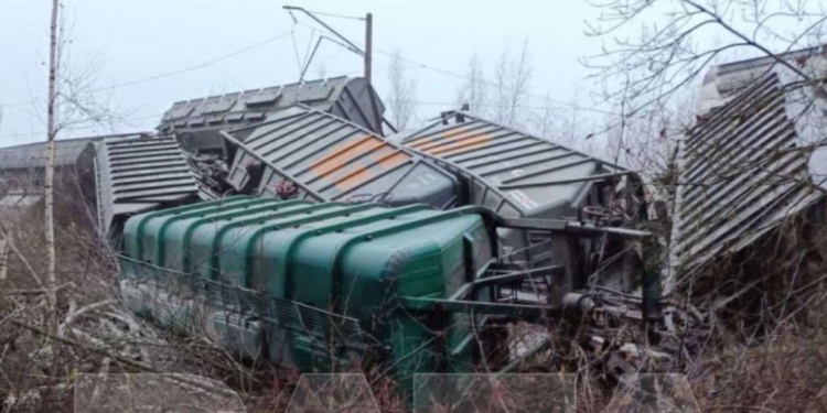 В РФ пустили під укіс вантажний потяг – 19 вагонів зійшли з рейок (ФОТО)