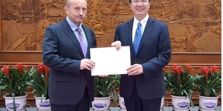 Півроку у Китаї, а Сі Цзіньпін вірчі грамоти ще не прийняв. Перше інтерв’ю посла Павла Рябікіна