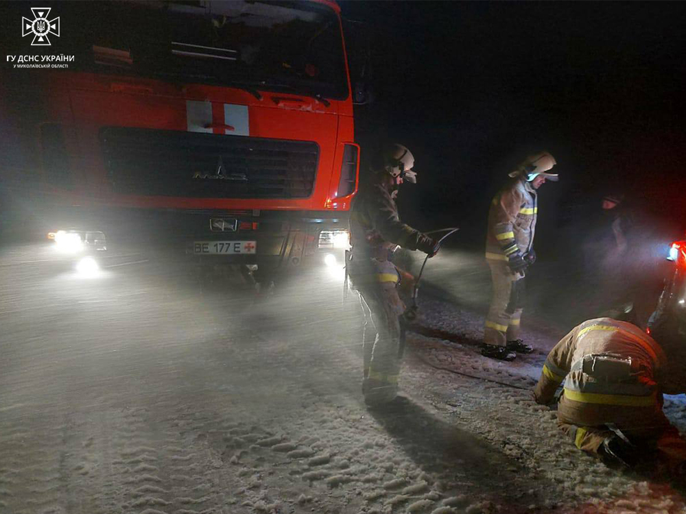 За добу на Миколаївщині рятувальники витягли зі снігових заметів 89 автівок та 5 карет «швидкої допомоги» - врятовано майже 300 людей (ФОТО) 21